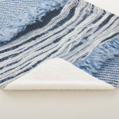 Hellblaue abgerissene Jeans-Textur. Sherpadecke (3/4)