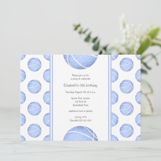 hellblaue Basketballmuster Mädchen Geburtstag Einladung (Stehend Vorderseite)