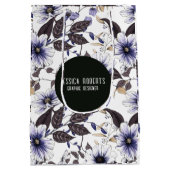 Hellblaue Blumen mit grünen Blätter nahtlos Mittlere Geschenktüte (Rückseite)