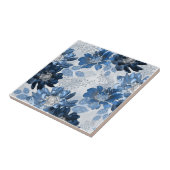 Hellblaue, dunkelblaue Blume auf hellgrau Fliese (Seite)