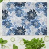 Hellblaue, dunkelblaue Blume auf hellgrau Geschirrtuch (Gefaltet)