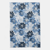Hellblaue, dunkelblaue Blume auf hellgrau Geschirrtuch (Vertikal)