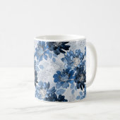 Hellblaue, dunkelblaue Blume auf hellgrau Kaffeetasse (VorderseiteRechts)