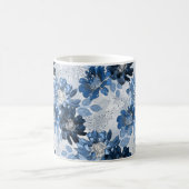 Hellblaue, dunkelblaue Blume auf hellgrau Kaffeetasse (Mittel)
