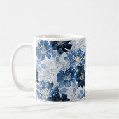 Hellblaue, dunkelblaue Blume auf hellgrau Kaffeetasse (Links)