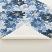 Hellblaue, dunkelblaue Blume auf hellgrau Sherpadecke (3/4)