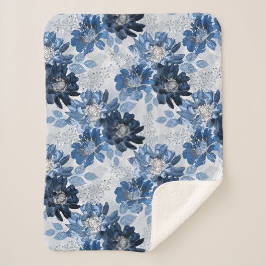 Hellblaue, dunkelblaue Blume auf hellgrau Sherpadecke (Vorderseite)