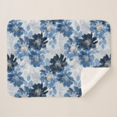 Hellblaue, dunkelblaue Blume auf hellgrau Sherpadecke (Vorderseite (Horizontal))