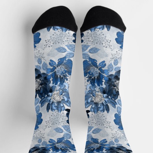 Hellblaue, dunkelblaue Blume auf hellgrau Socken (Oben)