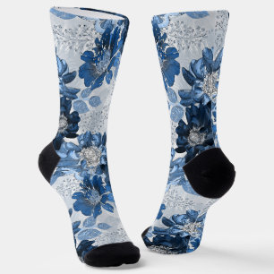 Hellblaue, dunkelblaue Blume auf hellgrau Socken