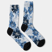 Hellblaue, dunkelblaue Blume auf hellgrau Socken (Rechts)
