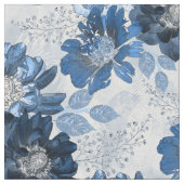 Hellblaue, dunkelblaue Blume auf hellgrau Stoff (Nahaufnahme)