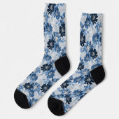 Hellblaue, dunkelblaue Blumen auf hellgrau Socken (Linkes Detail)