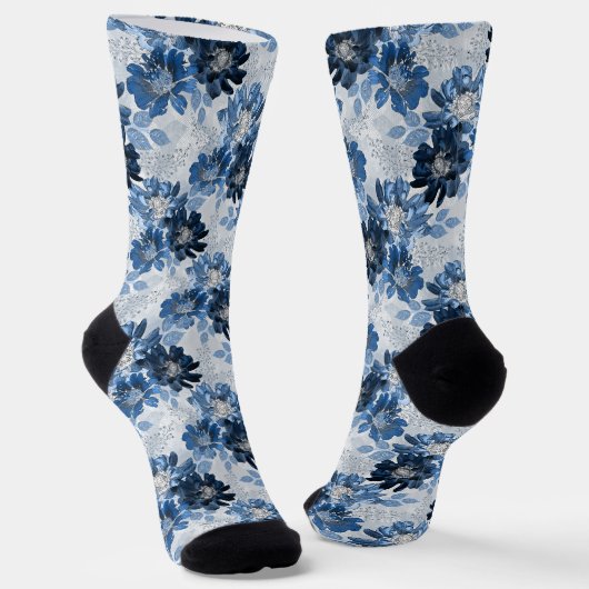 Hellblaue, dunkelblaue Blumen auf hellgrau Socken (Gewinkelt)