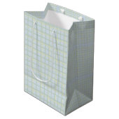 Hellblaue Geschenktasche mit Karomuster | Modern M Mittlere Geschenktüte (Vorderseite Schrägansicht)