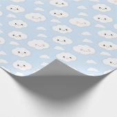 Hellblaue lächelnde Wolken Geschenkpapier (Ecke)