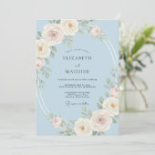 Hellblaue ruhige Rosenhochzeit Einladung (Stehend Vorderseite)