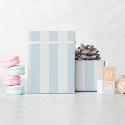 Hellblaue Streifen Geschenkpapier (Babyparty)