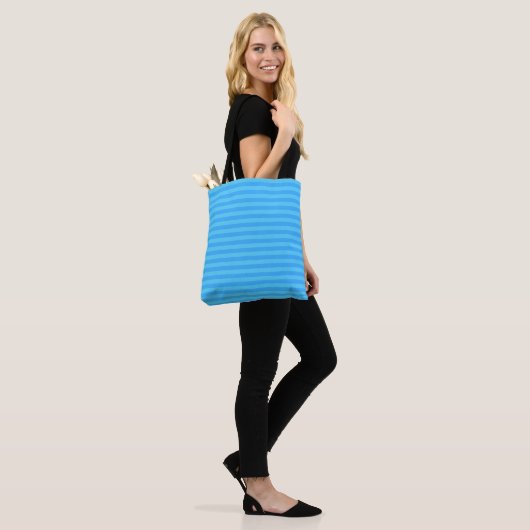Hellblaue Streifen Tasche (Am Model)