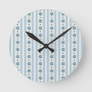 Hellblaue Streifen und Blumen Runde Wanduhr