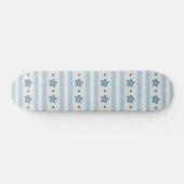 Hellblaue Streifen und Blumen Skateboard (Horizontal)