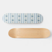 Hellblaue Streifen und Blumen Skateboard (Horizontal)