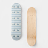 Hellblaue Streifen und Blumen Skateboard (Vorderseite)