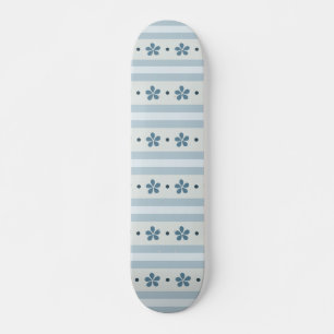 Hellblaue Streifen und Blumen Skateboard