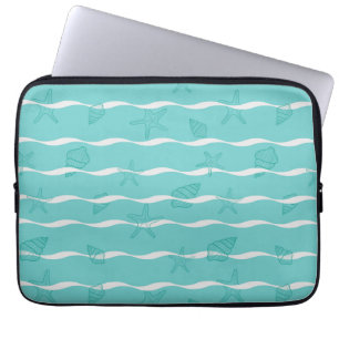 Hellblaue Teal-Ozeanwellen & Muscheln Nahtloses Mu Laptopschutzhülle