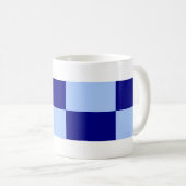 Hellblaue und dunkelblaue Rechtecke Kaffeetasse (VorderseiteRechts)