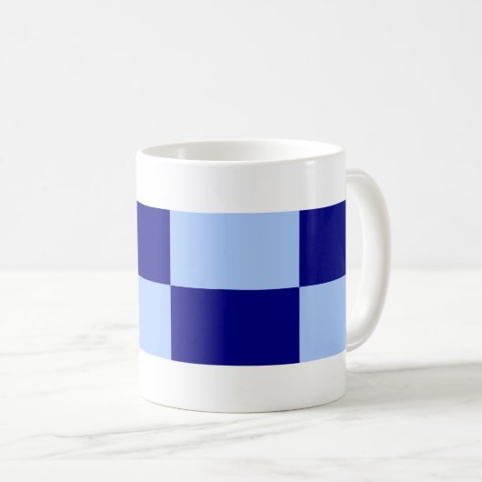 Hellblaue und dunkelblaue Rechtecke Kaffeetasse (VorderseiteRechts)