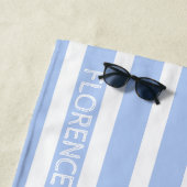 Hellblaue, weiße Cabana-Streifen - personalisiert Strandtuch (Beispiel)