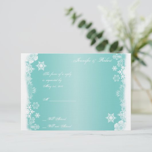 Hellblaue weiße Schneeflocke Hochzeitskarte RSVP Karte (Stehend Vorderseite)