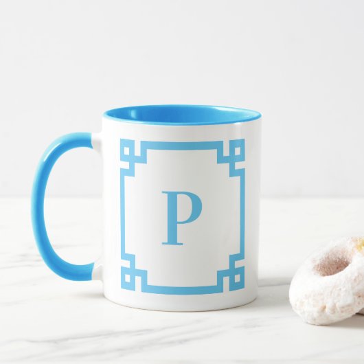 Hellblauer griechischer Schlüsselrand Monogramm Tasse (Mit Donut)
