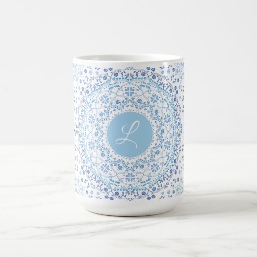 Hellblauer Mandala-Monogramm-Becher Kaffeetasse (Mittel)