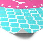 Hellblauer marokkanischer Gitter rosa Monogramm Poster (Ecke)