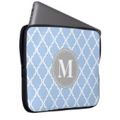 Hellblauer marokkanischer Gittergrau Monogram Laptopschutzhülle (Vorne Rechts)
