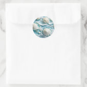 Hellblauer Ozean Hintergrund mit Seashells Runder Aufkleber (Tasche)