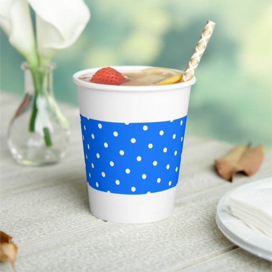Hellblauer Polka gepunkteter Mittelstreifen auf we Pappbecher (In Situ)