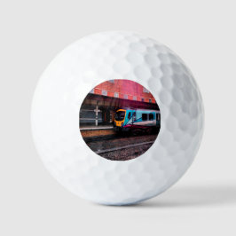 Hellblauer Zug am Bahnhof Golfball