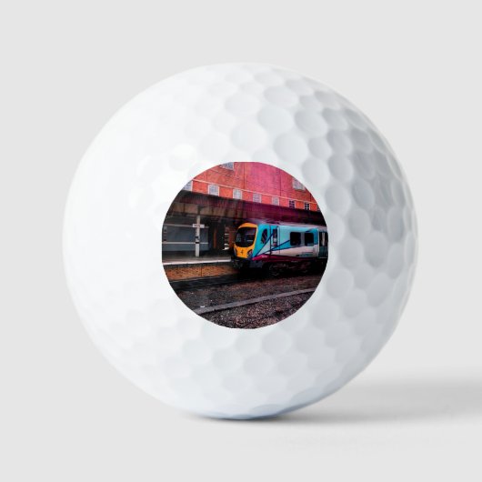 Hellblauer Zug am Bahnhof Golfball (Vorderseite)