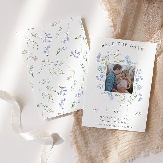 Hellblaues Blumenrahmen-Foto Save The Date