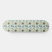 hellblaues Hundemuster. Skateboard (Horizontal)