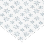 Hellblaues Schneeflockenmuster auf Weiß Tischdecke (Schrägansicht)