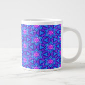 Hellblaues und heißrosa buntes Muster Jumbo-Tasse (Rechts)