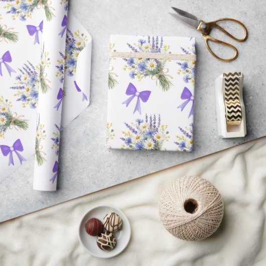 Hellblaues und Lavendel-Blumengeschenk Geschenkpapier (Kunsthandwerk)