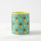 Helle Ananas auf geometrischem Monogramm des Tasse (Zentrum)