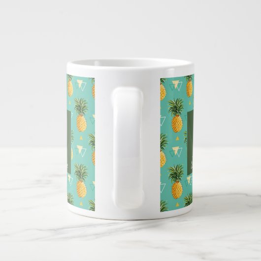 Helle Ananas auf geometrischem Muster| Monogramm Jumbo-Tasse (Rückseite)