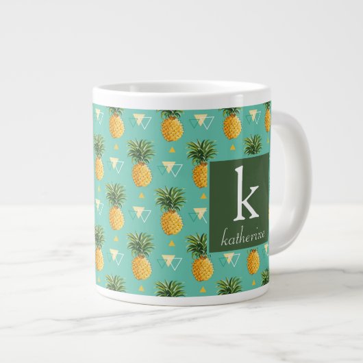 Helle Ananas auf geometrischem Muster| Monogramm Jumbo-Tasse (Vorderseite Rechts)