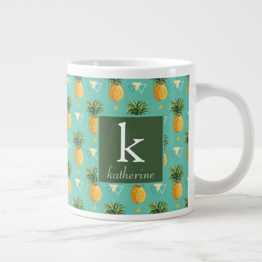 Helle Ananas auf geometrischem Muster| Monogramm Jumbo-Tasse (Rechts)